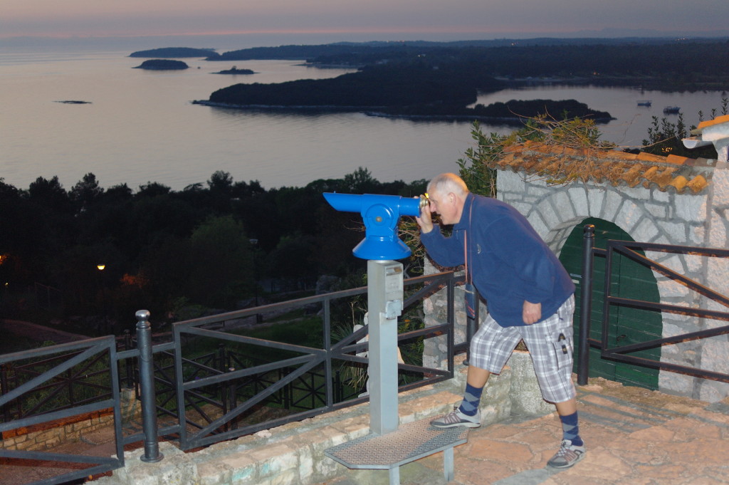 místo dalekého rozhledu u kostela ve Vrsaru na kopci