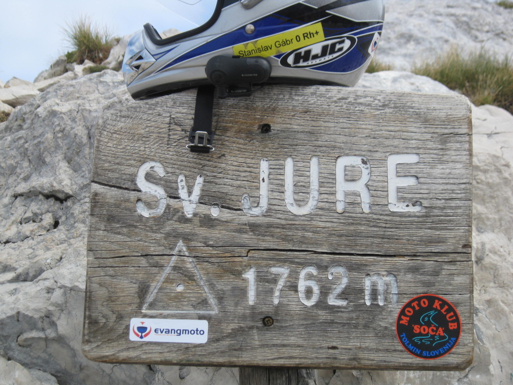 vrchol hory se samolepkou klubu¨