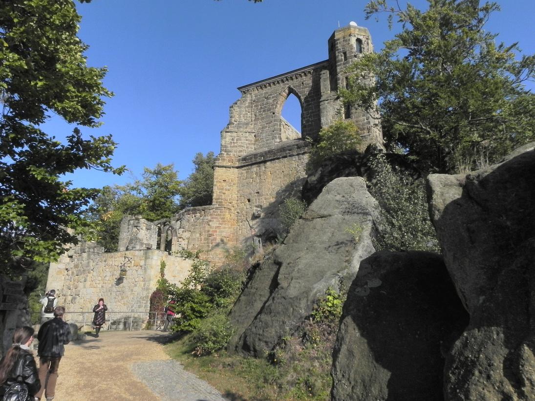 Oybin-nádvoří-před-klášterním-kostelem